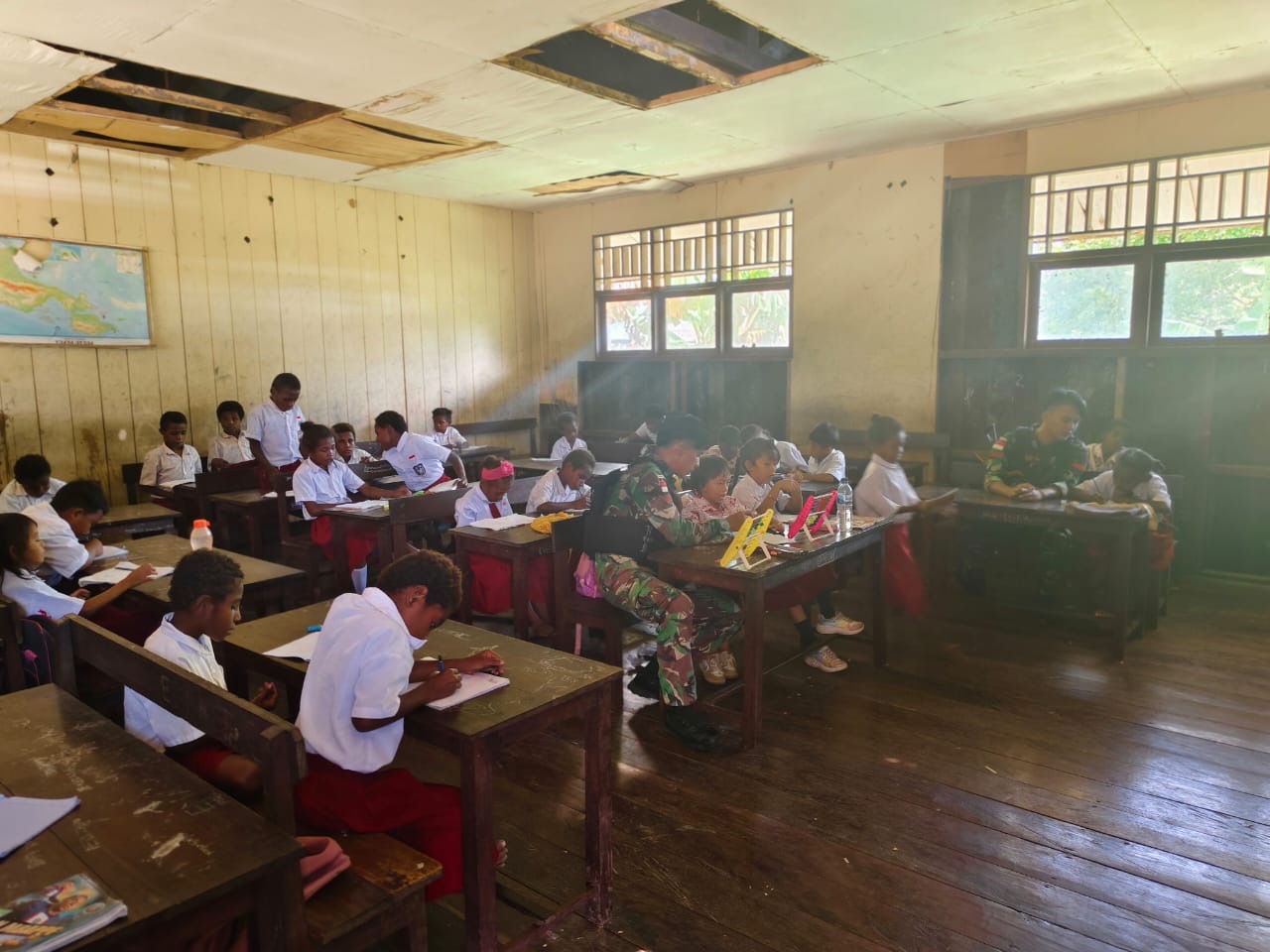 Tanamkan Jiwa Nasionalisme Sejak Dini, Satgas Yonif 721/Mks Berikan Wawasan Kebangsaan Di SD Negeri Dabra