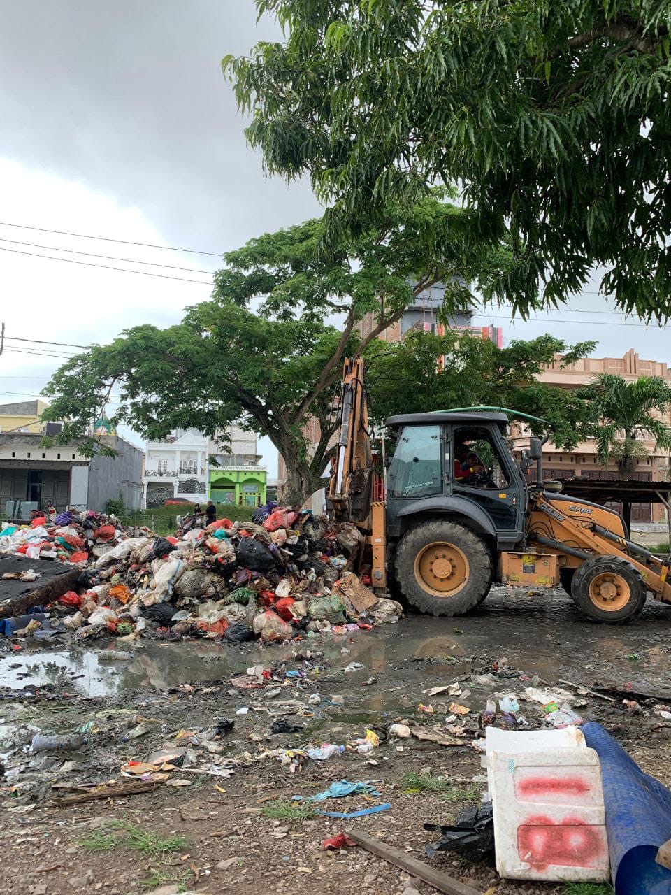 Kolaborasi mantap, Babinsa 06/Panca Rijang bersihkan Pasar Sentral Rappang dengan mengerahkan alat Berat