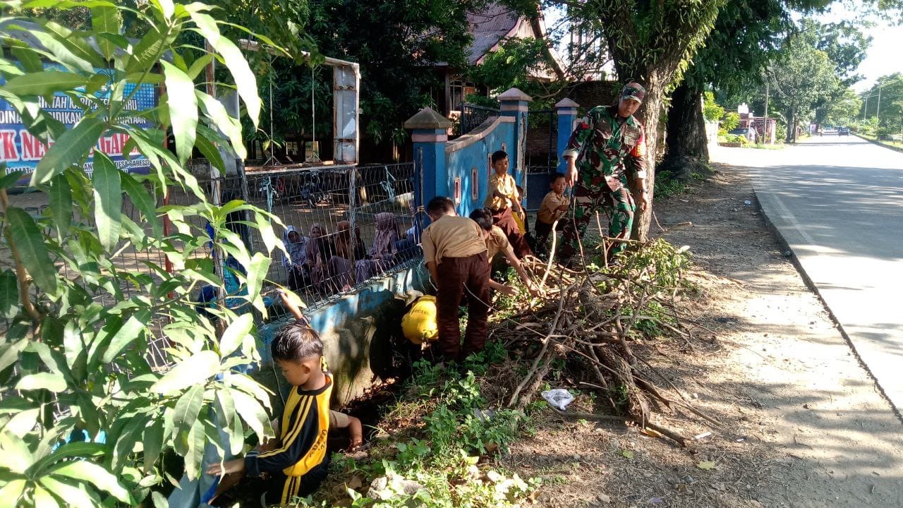 Personil Koramil 1405-07/Tanete Rilau Bersihkan Selokan Bersama Guru dan Siswa