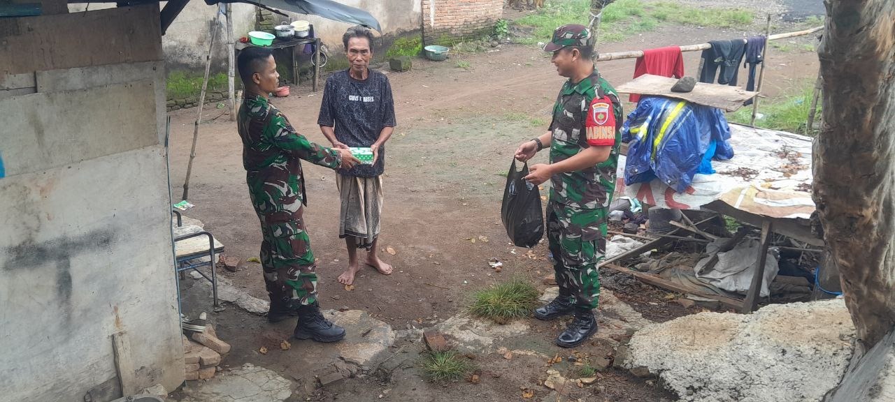 Jum'at Berkah Koramil 1409-08/Bontonompo Berbagi Kepada Masyarakat