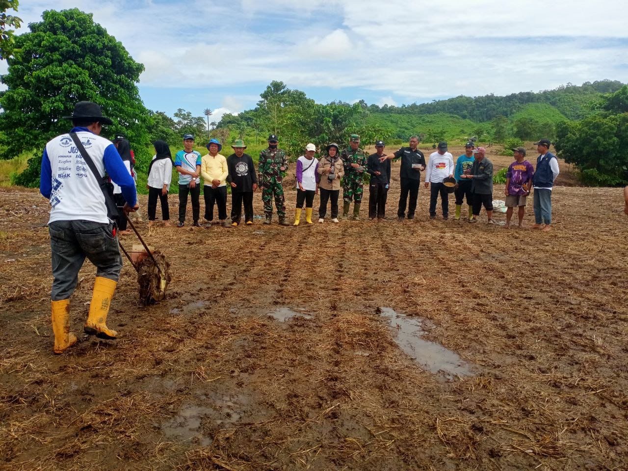 Mewakili Dandim, Kasdim 1420/Sidrap Ikut Dalam Penanaman Perdana Bibit Padi Gogo