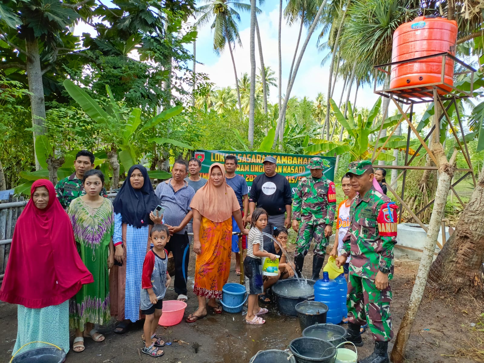 Luapan Kebahagiaan Warga Menerima Bantuan Sumur Bor Yang Merupakan Sasaran Tambahan TMMD Ke-120 Kodim Selayar