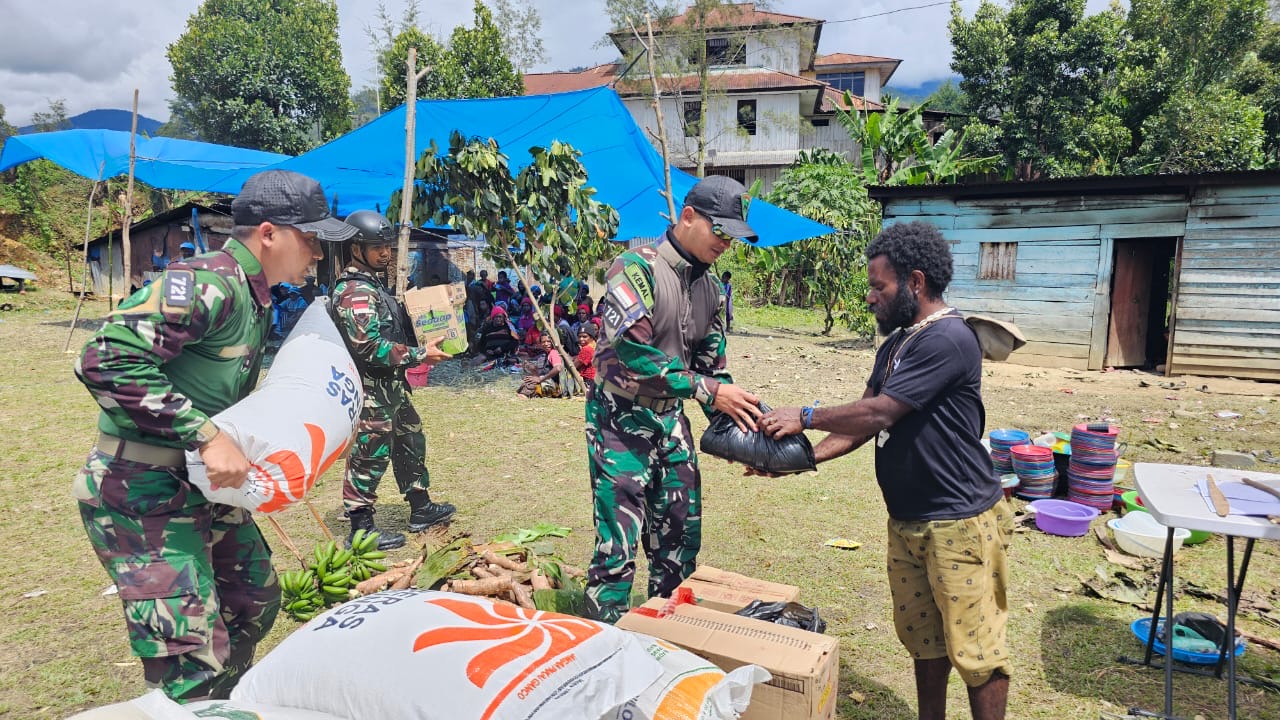 Satgas Yonif 721/Mks Bantu Ringankan Duka Dengan Berikan Perhatian Kepada Warga Kampung Giling Batu