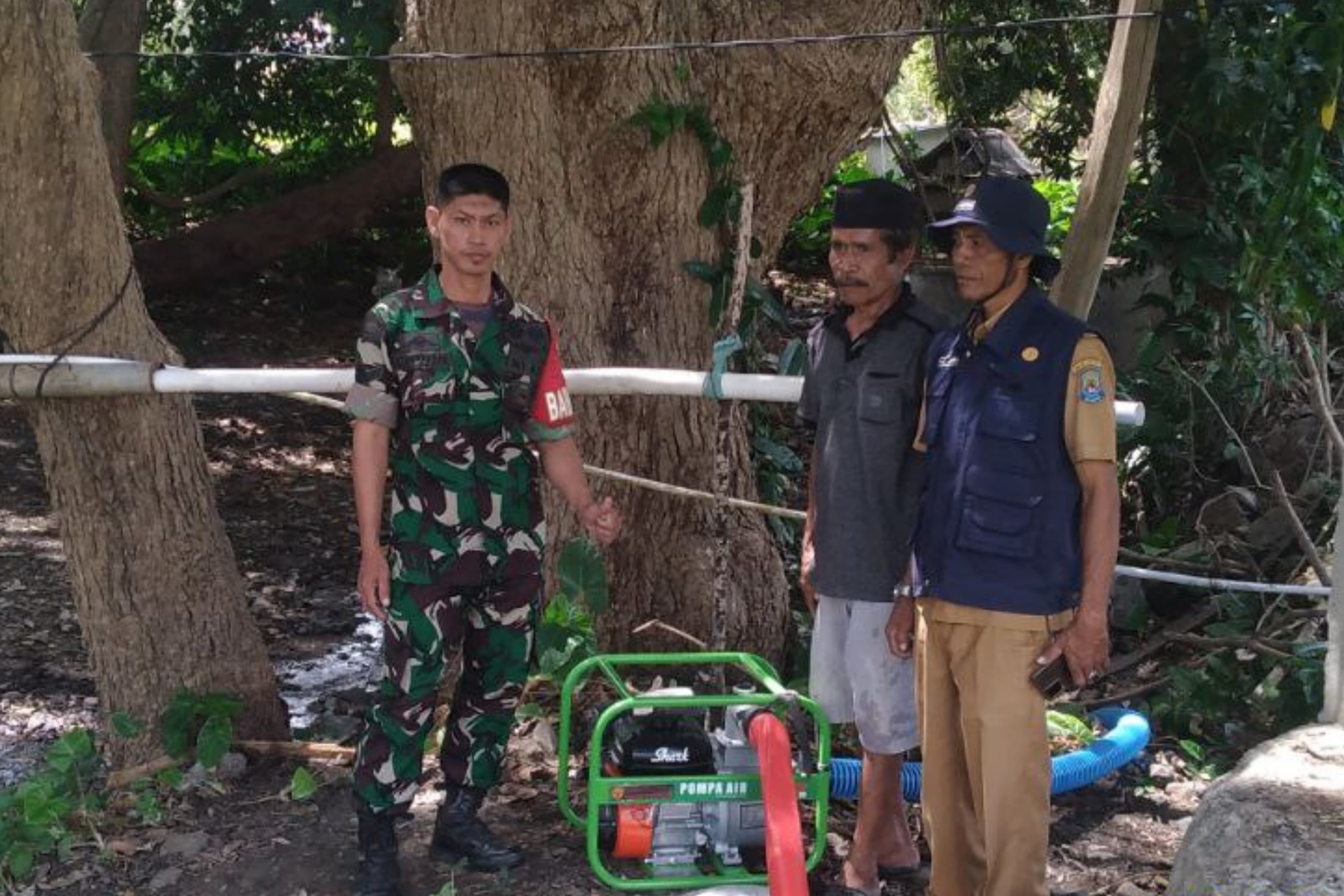 Babinsa Koramil Bangkala Bersama PPL Dan Petani Cek Kondisi Mesin Pompa Air Bantuan Kementan