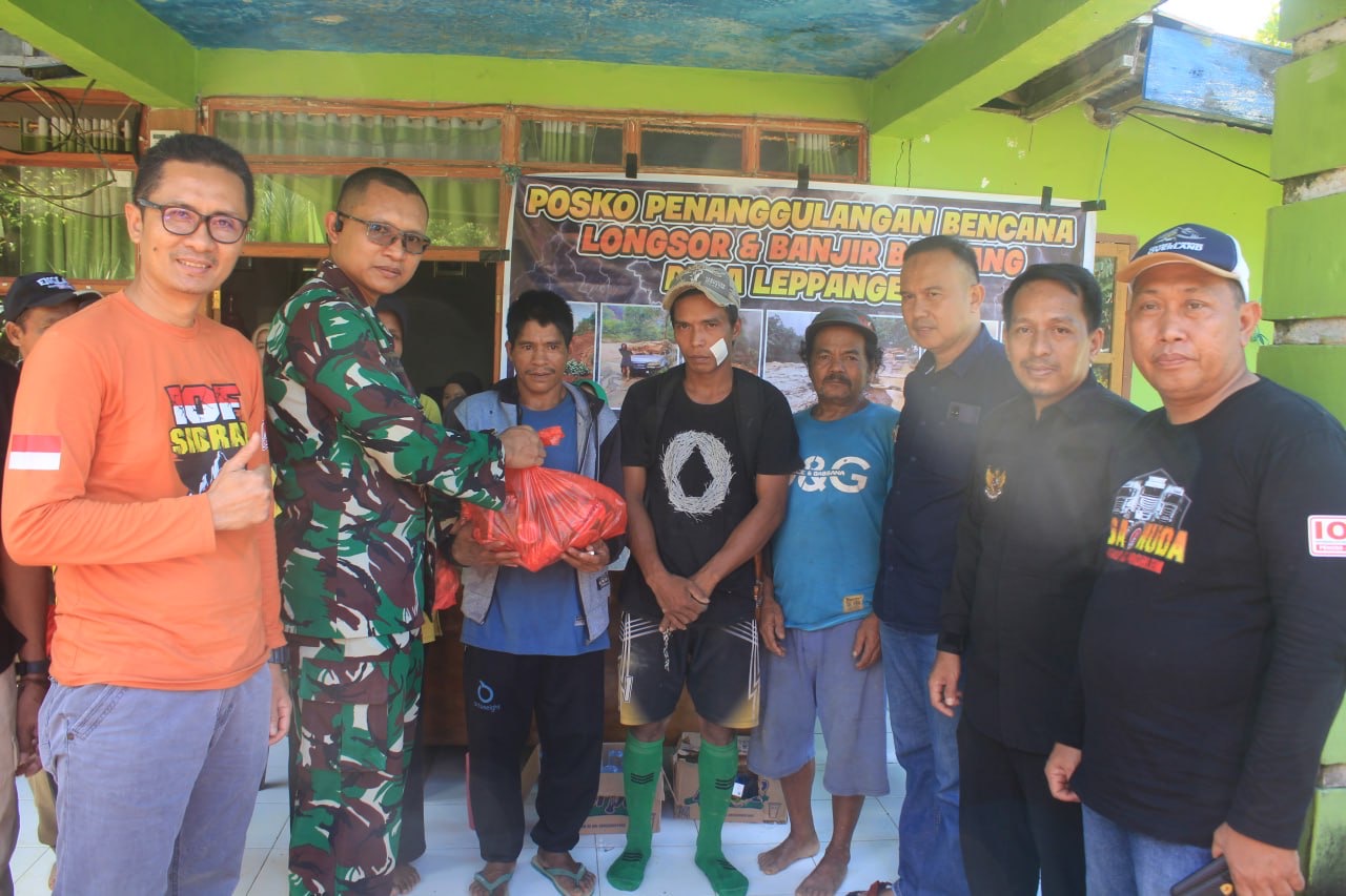 Dandim 1420/Sidrap Bersinergis Dengan BPBD, PMI dan IOF Sidrap Mendistribusikan Bantuan Ke Desa Leppangen