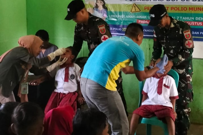 Cegah Anak-Anak Perbatasan Papua dari Kelumpuhan, Satgas Pamtas Yonif 726/Tml Dukung Program Imunisasi Nasional (PIN)