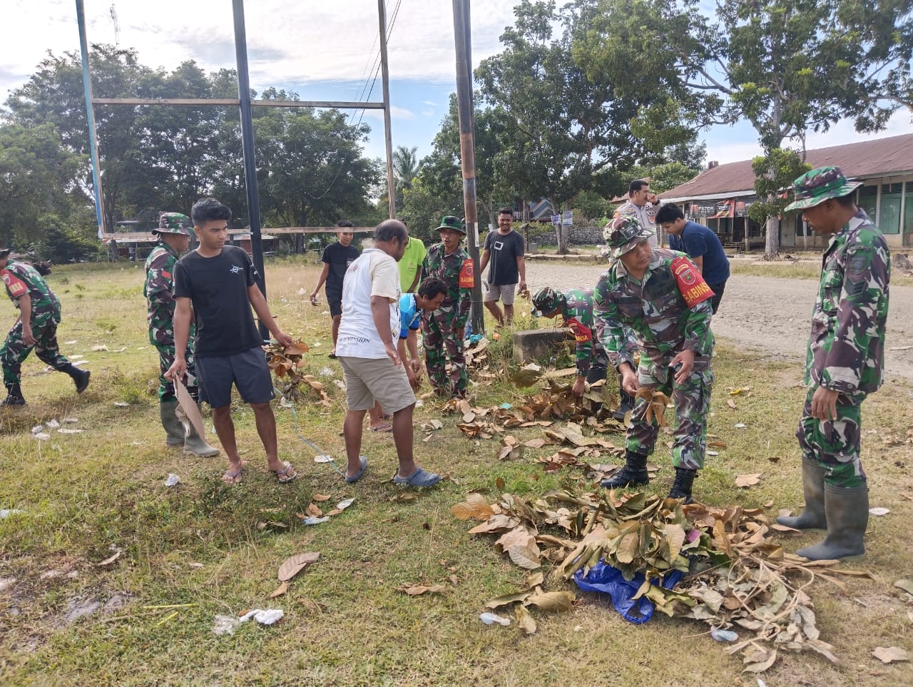 Koramil 1406-03/Maniangpajo Bersihkan Halaman Pasar Rakyat Untuk Kebersihan Dan Kenyamanan