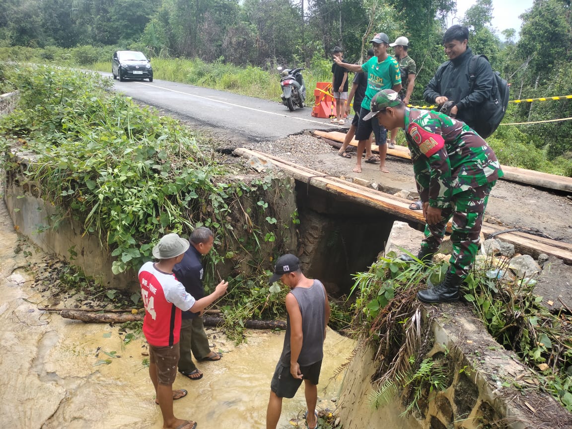 Akibat Curah Hujan Tinggi, Babinsa Wawotobi Pantau Jalan Penghubung Dua Kabupaten Yang Mengalami Longsor 