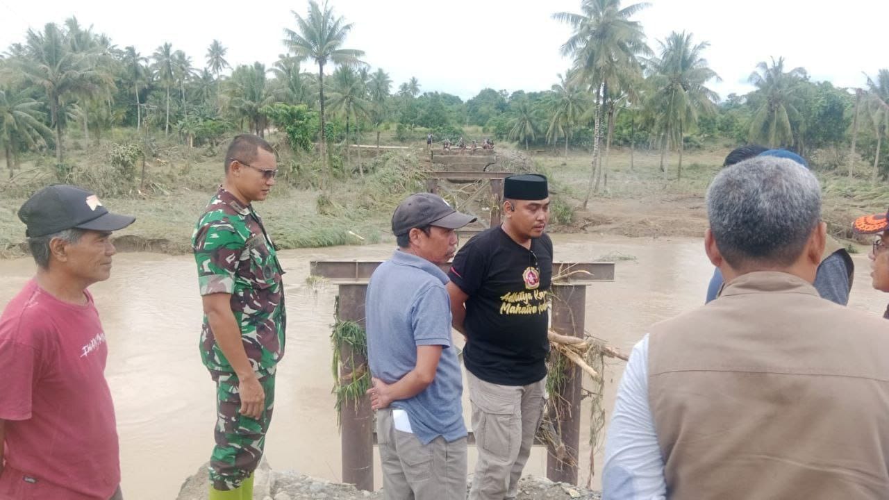 Upaya Penanganan Darurat Pasca-Banjir, Pj Bupati Sidrap dan Pj Sekda Serta Dandim Lakukan Pengecekan Jembatan Putus