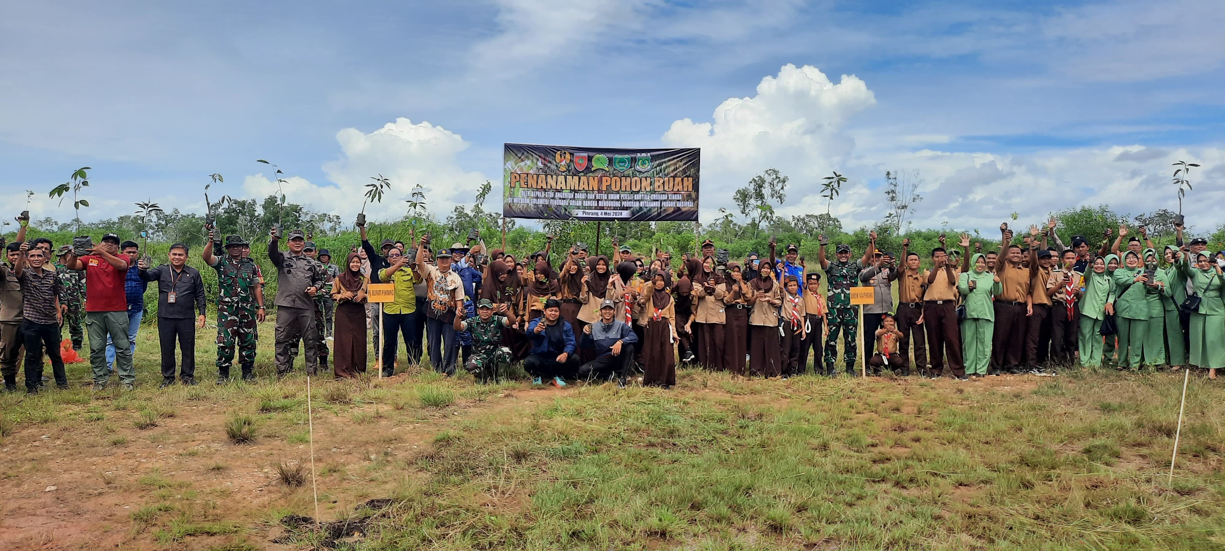 Tanam Ribuan Bibit Pohon Buah, Kodim 1404/Pinrang bersama Forkopimda Ikut Mendukung Ketahanan Pangan Nasional