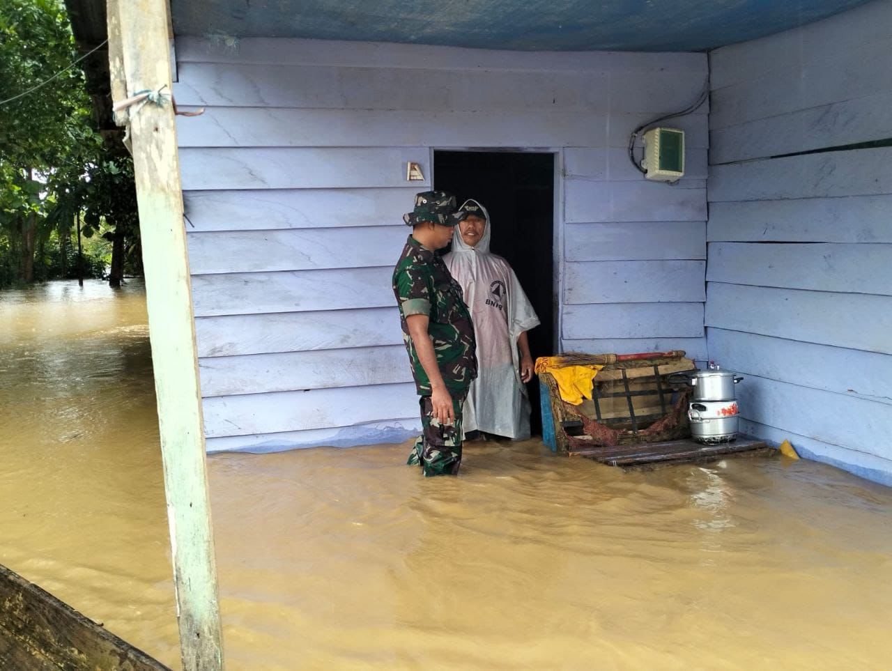 Personel Koramil 1430-02/Asera Bersama Polsek Asera Bantu Evakuasi Warga Akibat Banjir