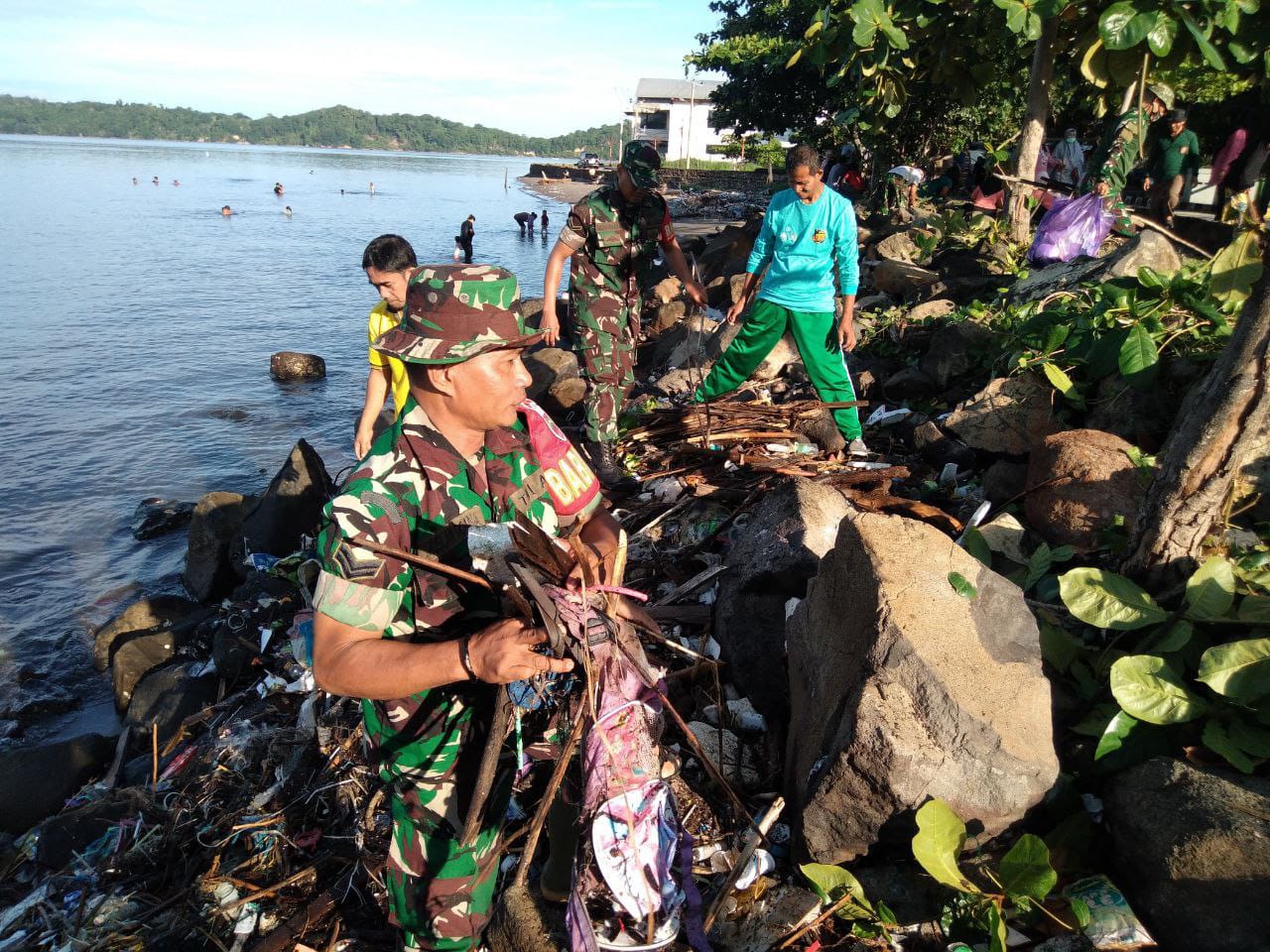 Bersama masyarakat," Koramil 1405-01/Ujung melaksanakan Karya bhakti pembersihan pantai