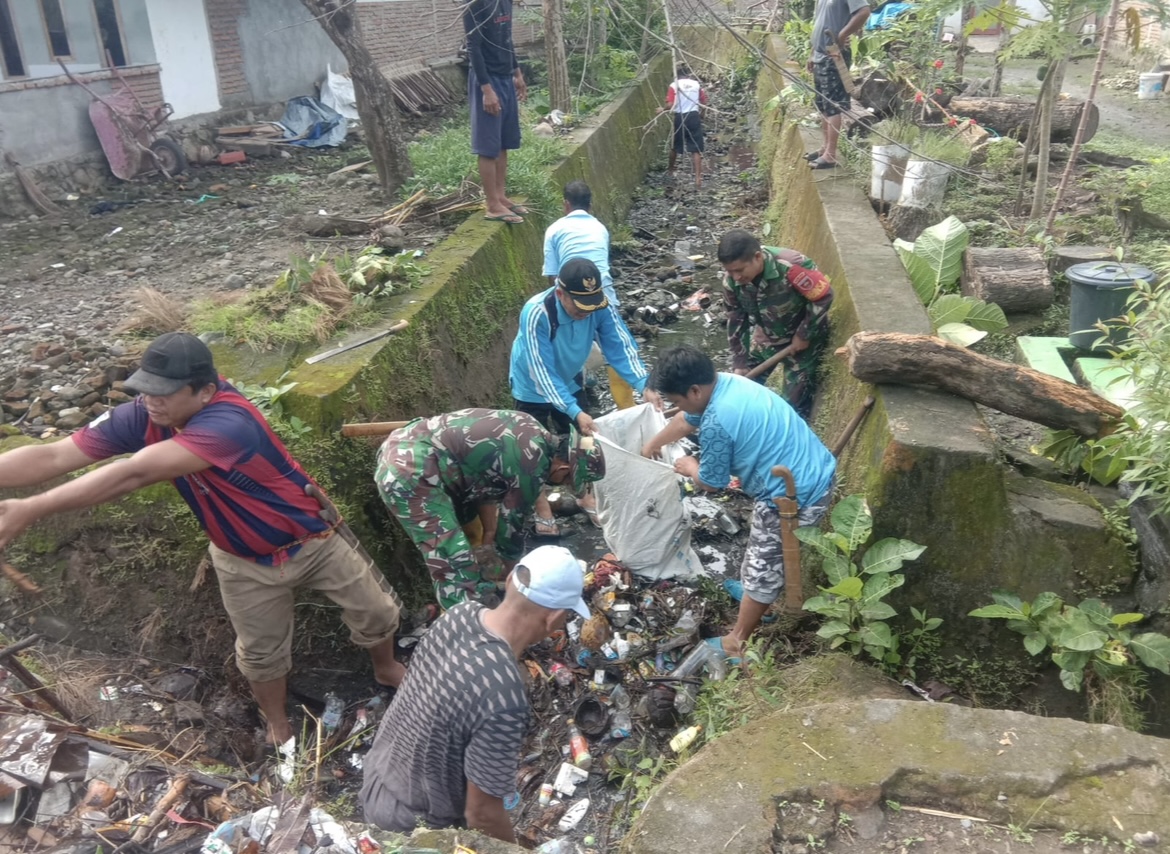 Ajarkan Kepedulian Terhadap Lingkungan, Koramil Malunda Laksanakan Karya Bakti Pembersihan Selokan