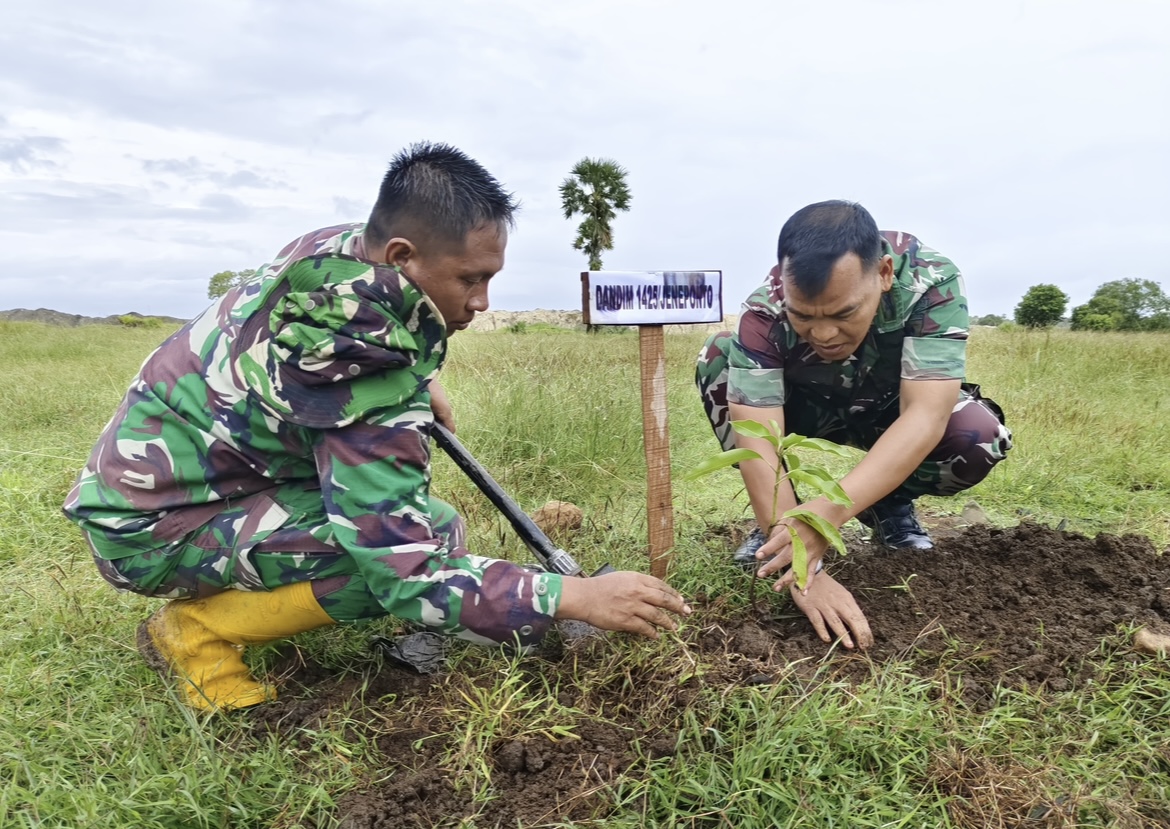 Dandim Jeneponto Bersama Forkopimda Dan Komponen Masyarakat Tanam Pohon Produktif Dan Panen Raya Jagung