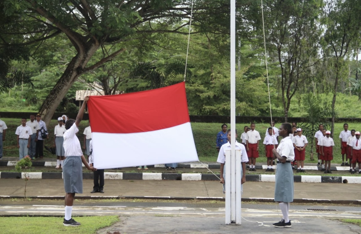 Hasil Pembinaan Satgas Pamtas Yonif 726/Tml, Suksekan Pelaksanaan Upacara Peringatan Hari Pendidikan Nasional Di Titik 0 Km Perbatasan RI-PNG