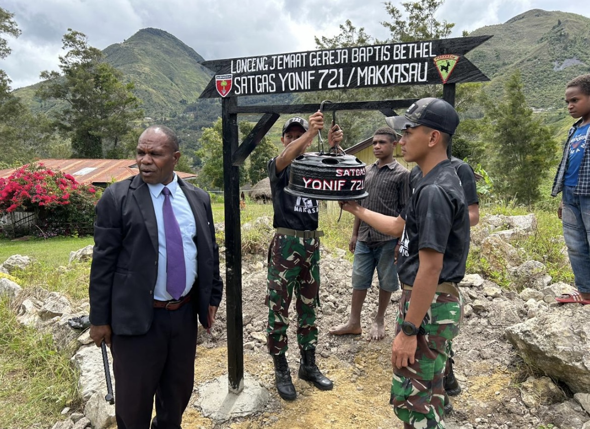 Prajurit Rusa Hitam, Satgas 721/Mks Berikan Bantuan Lonceng Untuk Gereja
