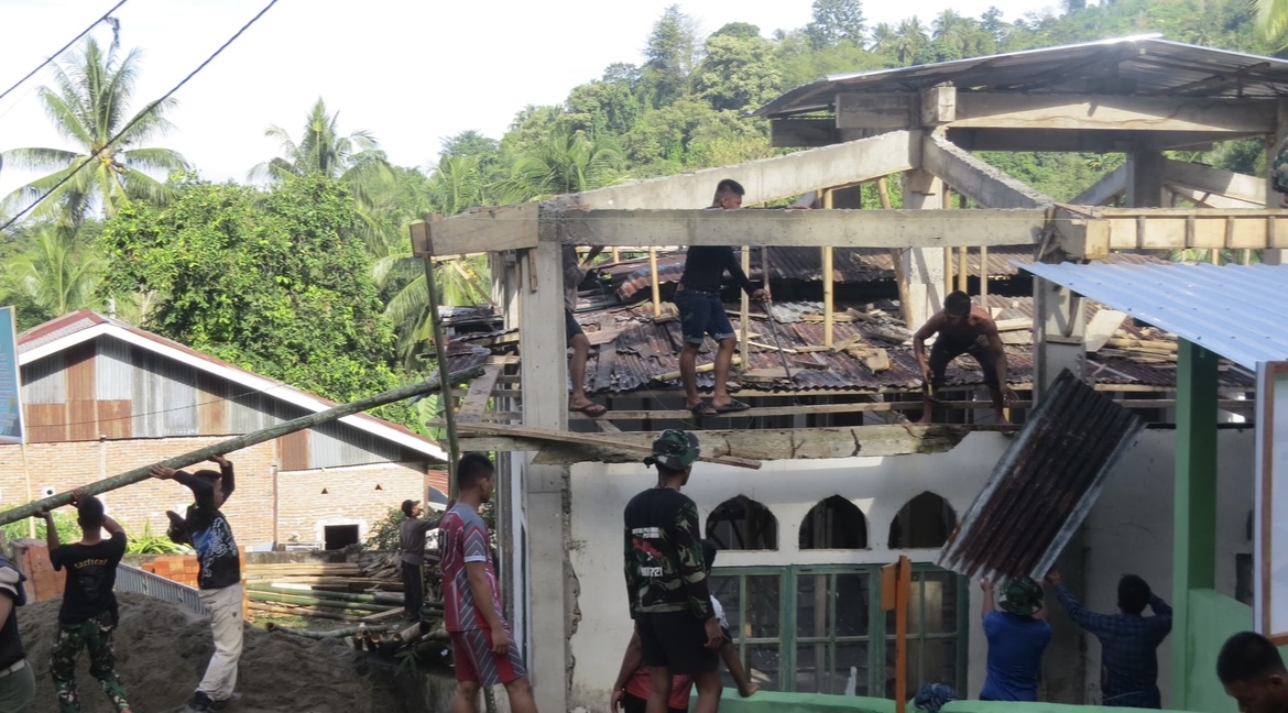 Kolaborasi TMMD Ke-120 Kodim 1401/Majene Dan Baznas Majene, Tingkatkan Kualitas Ibadah Di Masjid Al-Akbar Tallambalao
