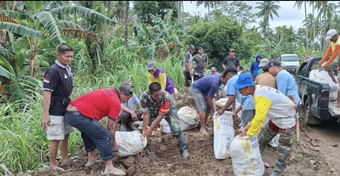 Babinsa Koramil 1406-04/Belawa Bersama Warga Perbaiki Tanggul Pasca Banjir di Dusun Tippulu
