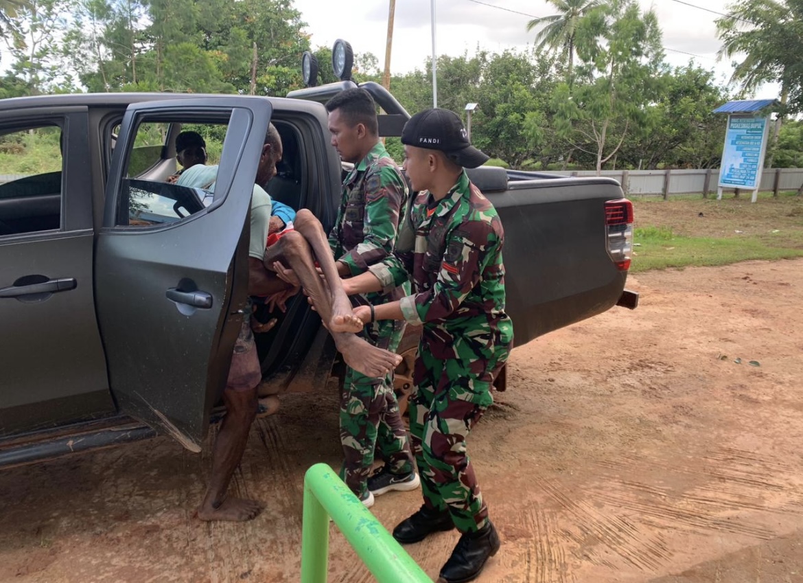 Prajurit Lipan Evak Warga Di Perbatasan RI-PNG Yang Alami Demam Tinggi Dan Menggigil Berhari-Hari