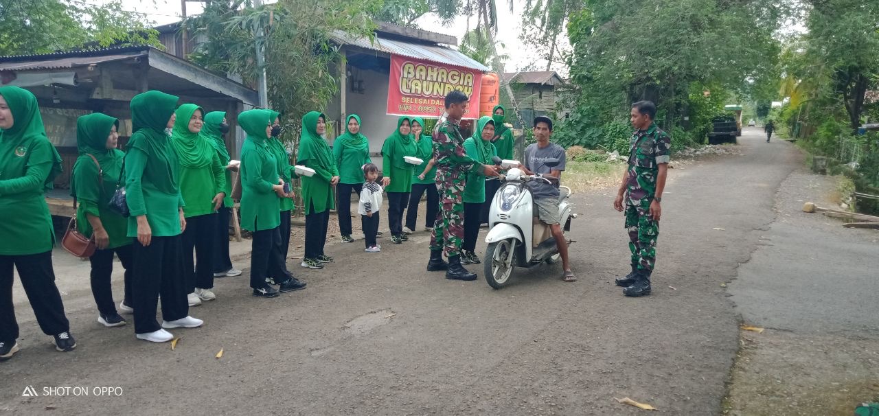 Jum'at Berkah Koramil 1405-08/T Riaja Berbagi Kebahagiaan Kepada Masyarakat