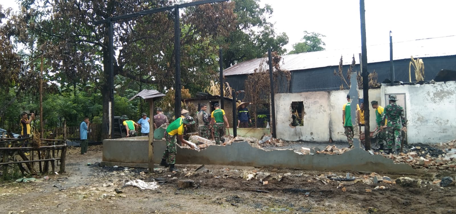 Tingkatkan Sinergitas TNI – POLRI Bantu Warga Pasca Kebakaran