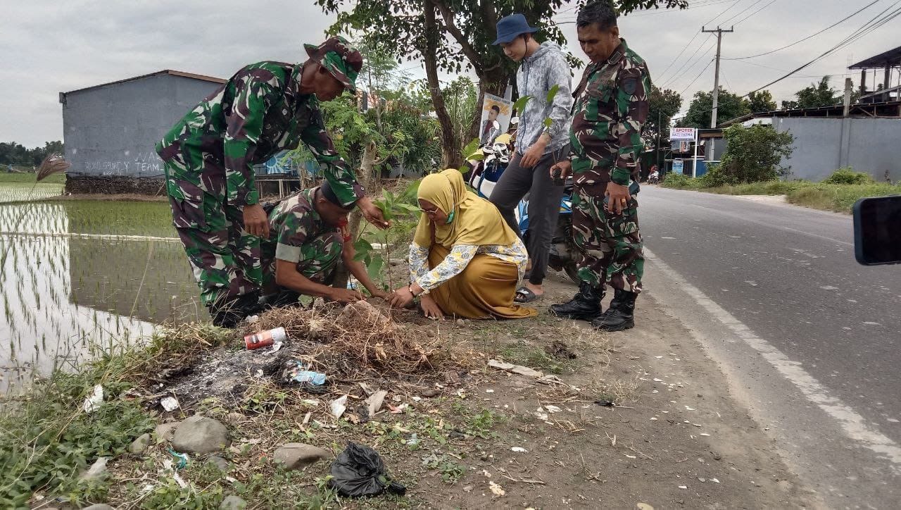 Hijaukan Lingkungan Personel Koramil 1426-03/Galut Bersama Pemerintah Desa Kerja Bakti Penanaman Pohon