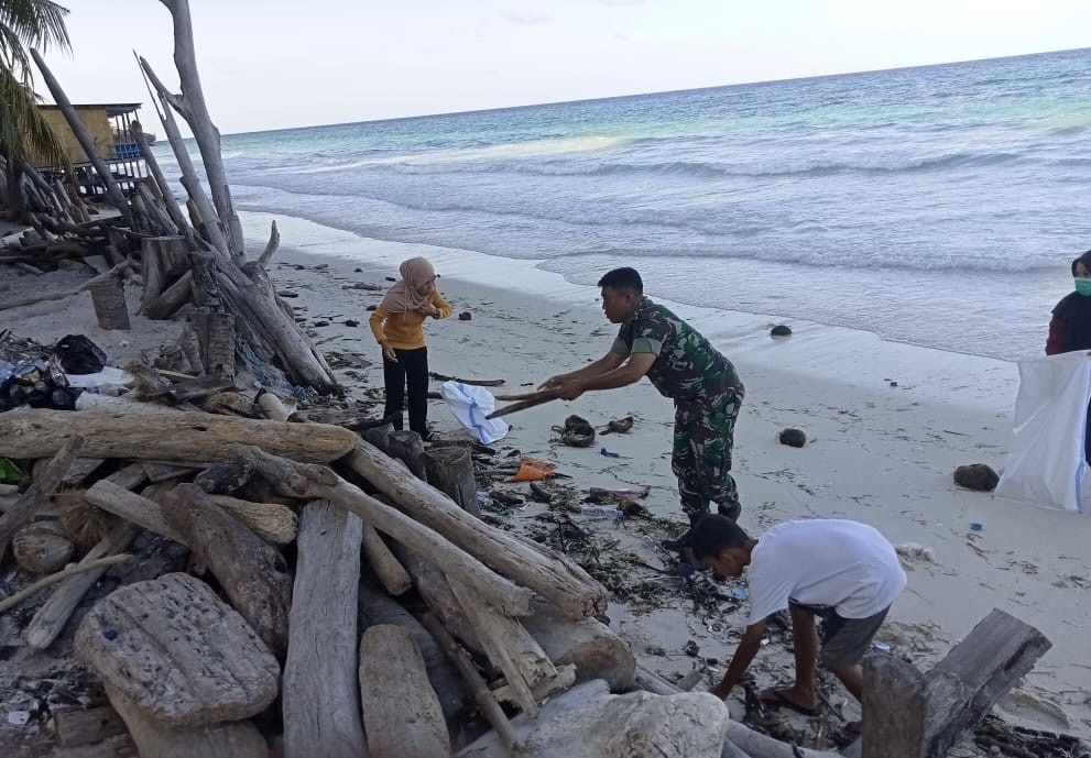 Babinsa Bira Bersama Masyarakat Gelar Aksi Bersih Pesisir Pantai Bira