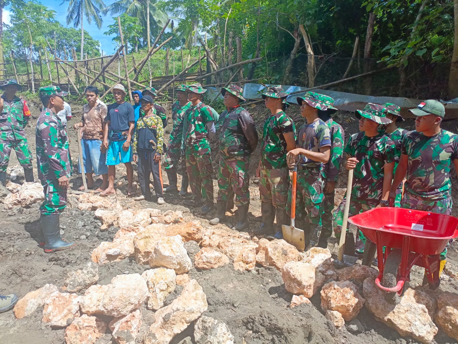 Hari Kedua TMMD Ke-120, Dandim 1415/Selayar Pimpin Langsung Pengerjaan Jalan Dan Pembuatan Gorong-gorong