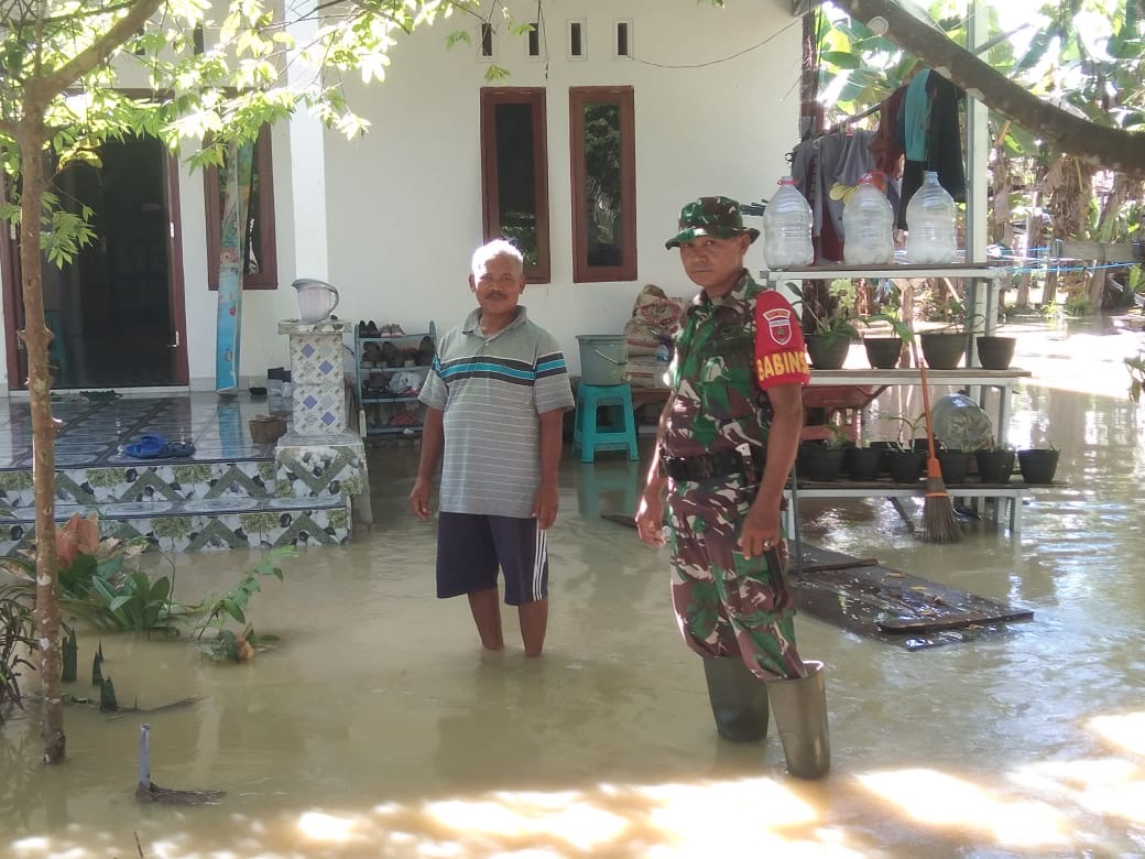 Babinsa Pasangkayu Bantu Warga Terdampak Banjir, Dandim: Tanggap Bencana Merupakan Instruksi Komando Atas