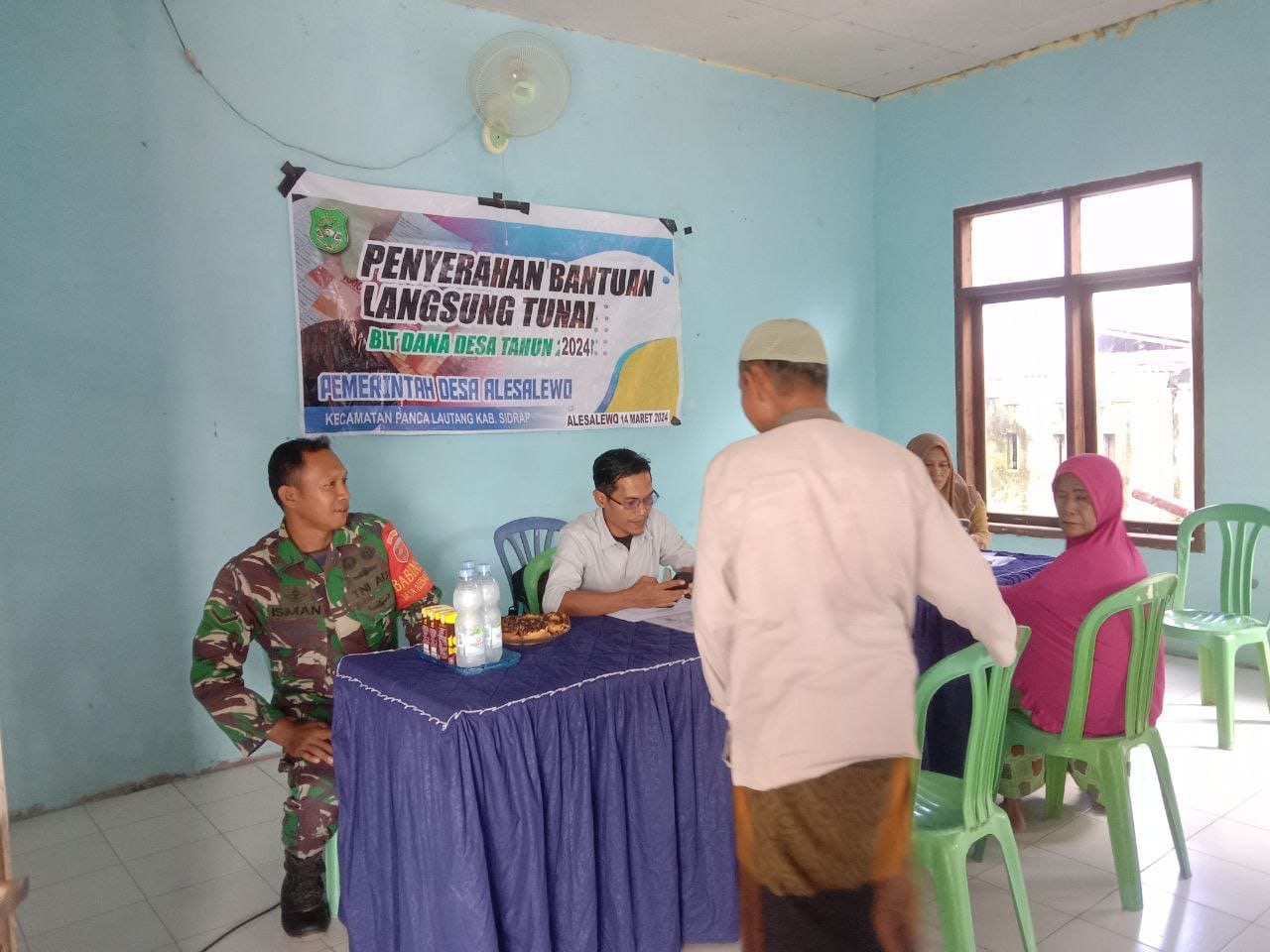 Babinsa Koramil 1420-01/Panca Lautang Melakukan Pendampingan Penyaluran Dana BLT