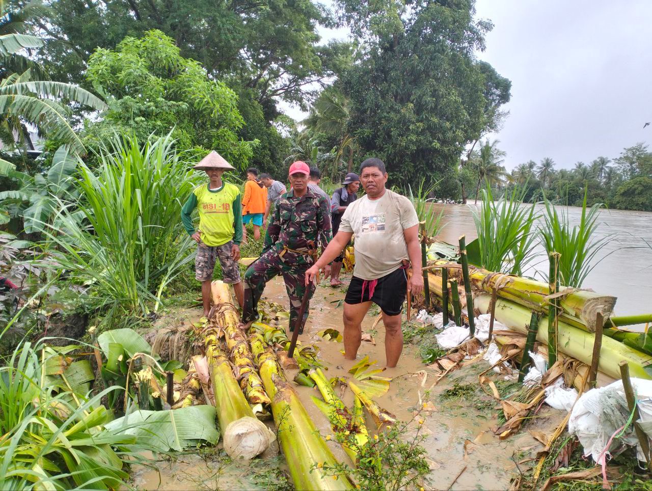 Babinsa Koramil 1420-05/Dua Pitue Bersama Warga Gotong Royong Buat Tanggul Untuk Menahan Luapan Air Sungai