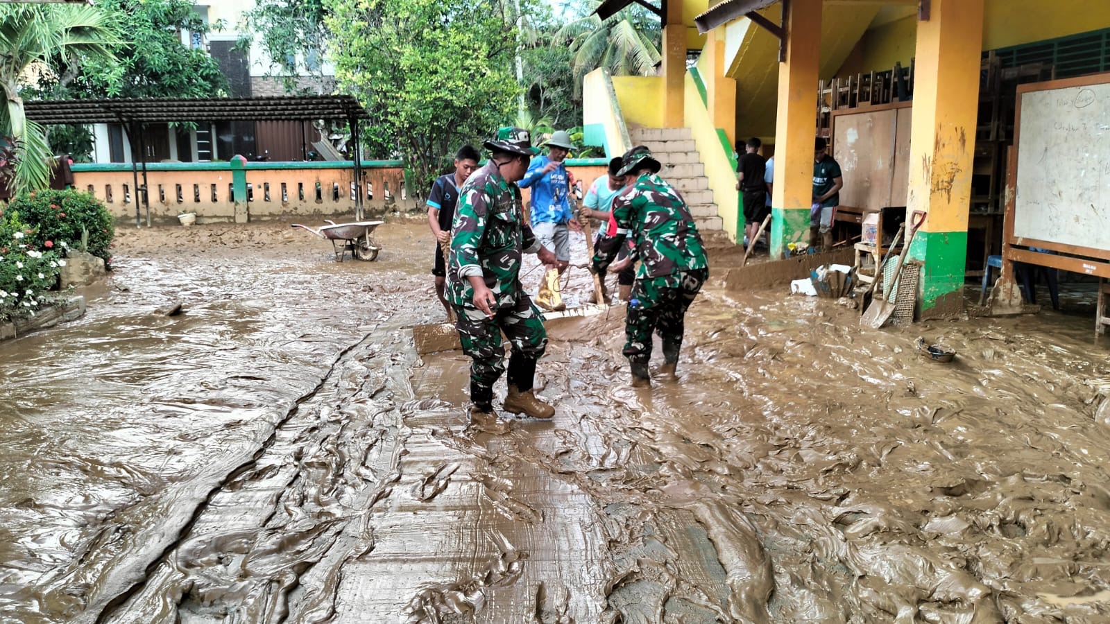 Personel Koramil 1406-10/Pitumpanua Bekerja Keras Memulihkan Sekolah Pasca Banjir