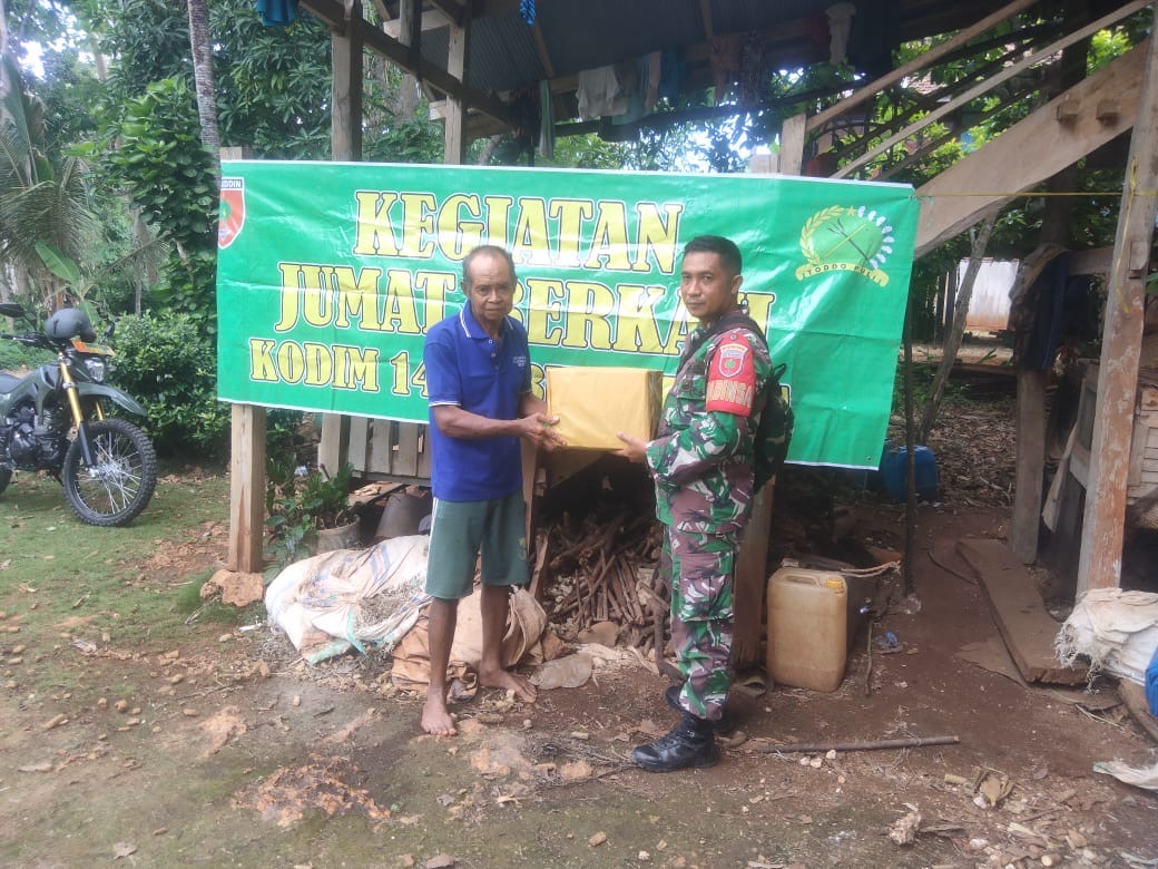 Giat Jum’at Berkah, Serda Usman Babinsa Desa Dwi Tiro Bagikan Sembako Kepada Masyarakat Kurang Mampu