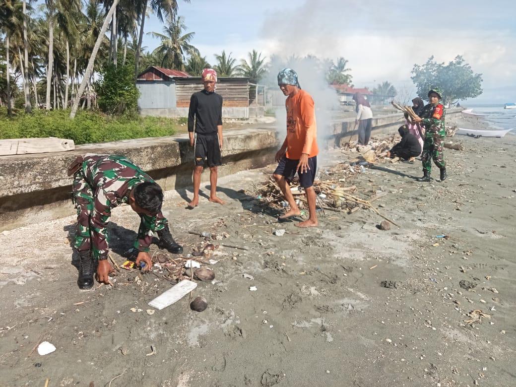 Babinsa Koramil Pasangkayu Gelar Karya Bakti Bersihkan Pantai Muara