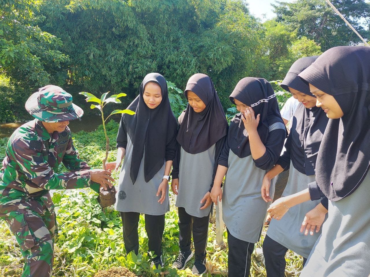 Danramil 03/Maritengngae Pimpin Penanaman Pohon di Lingkungan Pondok Pesantren As-Salma