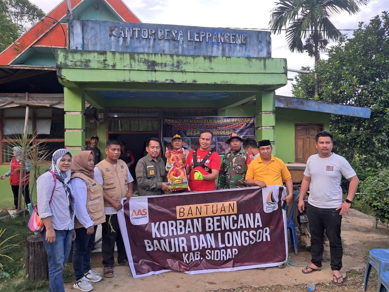 Babinsa Koramil 1420-05/Dua Pitue Lakukan Pendampingan Pembagian Bantuan Sembako dari Apdesi