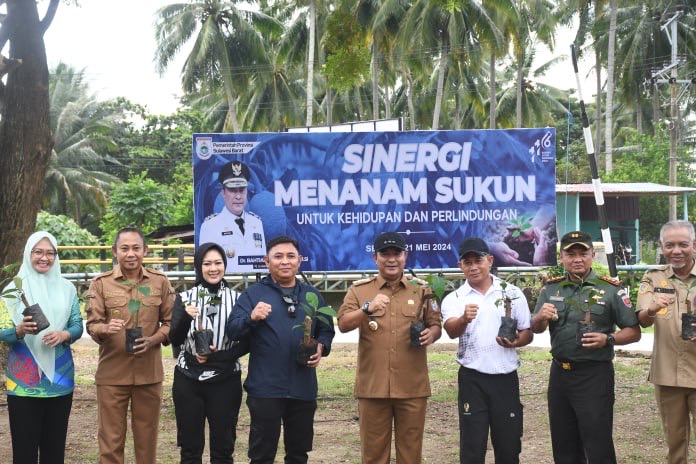 Pangdam XIV/Hasanuddin dan Pj Gubernur Sulbar Kolaborasi Tanam Sukun di Mamuju