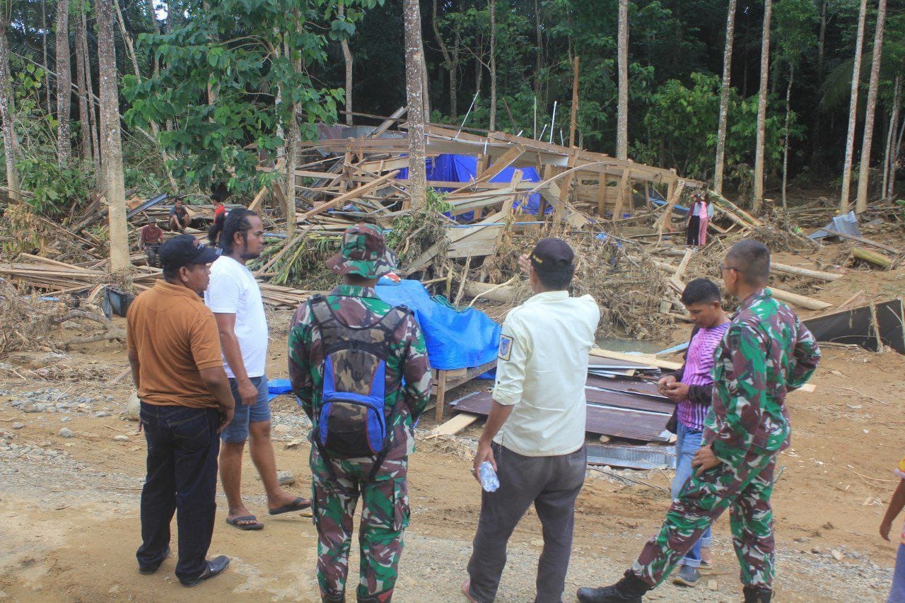 Tinjau Dampak Banjir di Wilayah sekaligus Memberikan Bantuan Sembako di Desa Belawae, Sidrap