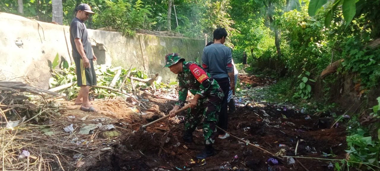 Wujudkan Kepedulian Masyarakat Terhadap Kebersihan Lingkungan, Babinsa Membaur Dengan Masyarakat Kerja Bakti
