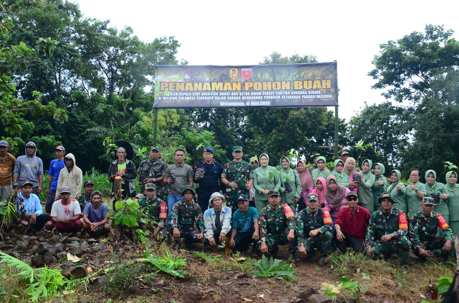 Tanam 550 Bibit Pohon Buah, Kodim 1407/Bone Ajak Masyarakat Sayangi Alam Dan Dukung Ketahanan Pangan Nasional