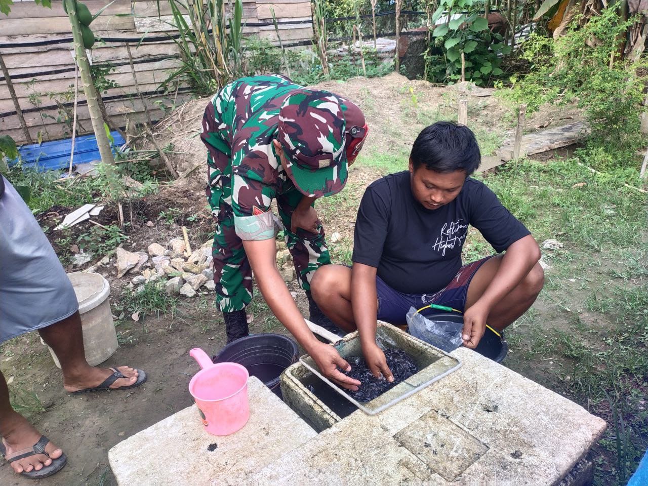 Kesejahteraan Dalam Bidang Hanpangan, Babinsa Desa Cialam Jaya Dampingi Penyerahan Bantuan Bibit Ikan Lele