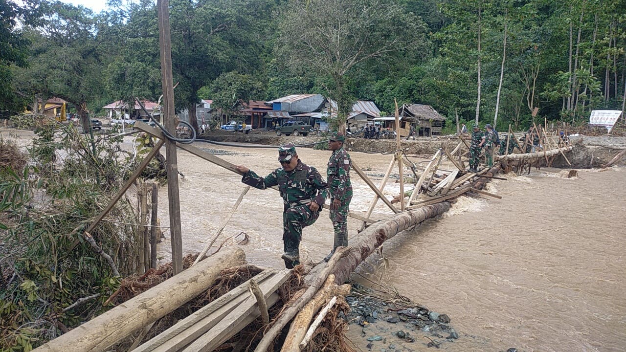 Danrem 141/Tp Tinjau Lokasi Tanah Longsor dan Banjir di Kab. Luwu