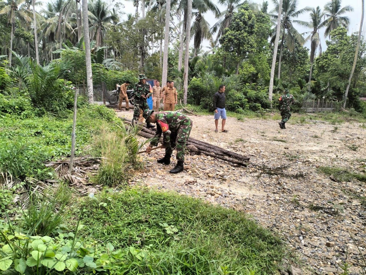 Babinsa Koramil 1430-01/Lasolo Partisipasi dalam Gerakan Tanam Pohon Kelapa di Desa Tongalino
