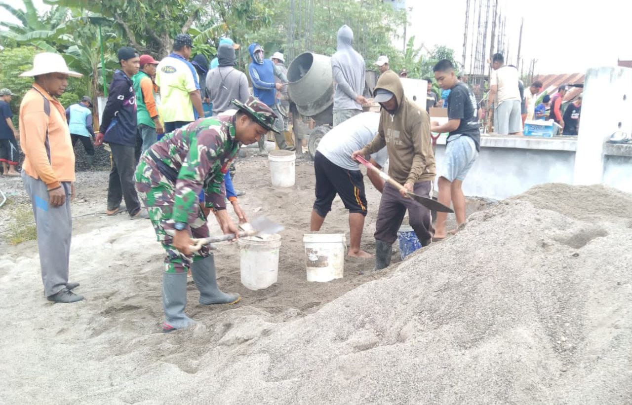 Jalin Kebersamaan, Babinsa Koramil-04/Paleteang Kodim 1404/Pinrang Bantu Pengecoran Masjid