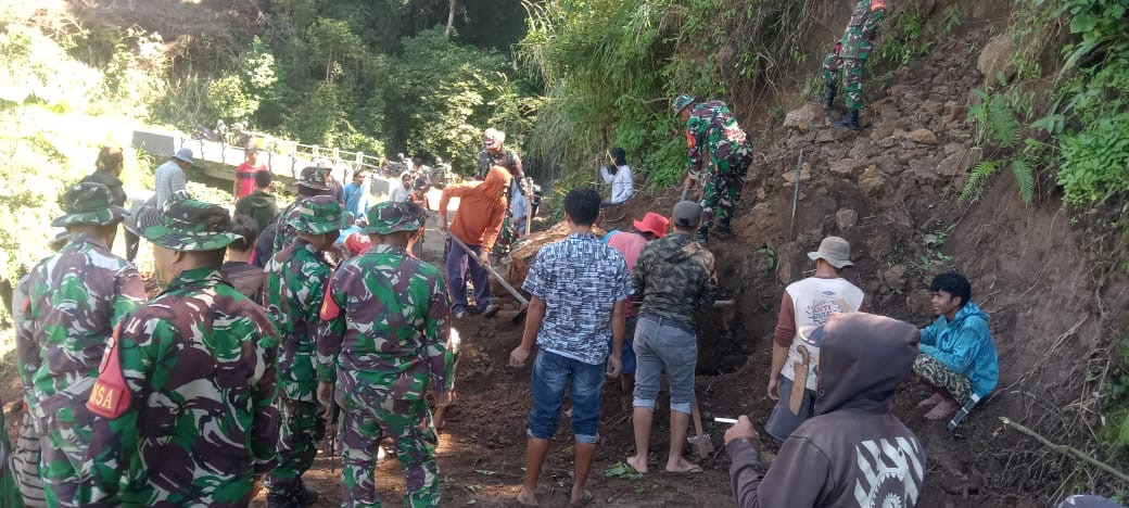 Personel Kodim 1410 Bantaeng Bersama Warga Bahu Membahu Bersihkan Material Longsor di Kampung Paring-Paring