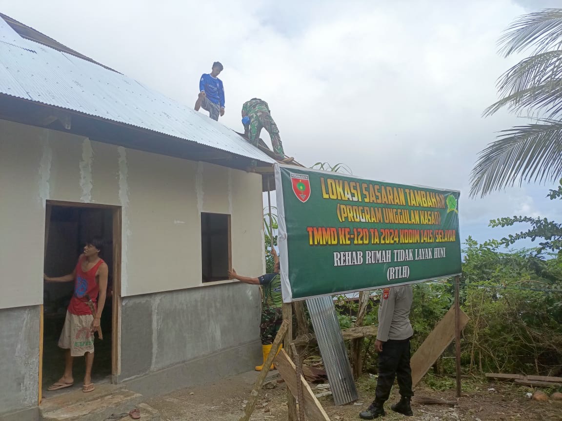 Antusiasme Warga Membantu Satgas TMMD Ke-120 Kodim 1415/Selayar Dalam Pembangun RTLH