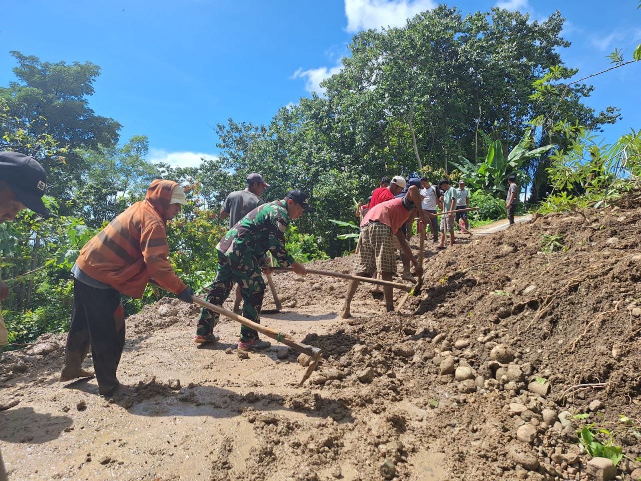 Atasi Kesulitan Warga, Babinsa Koramil 1424-04/Sinjai Timur Bantu Penanganan Tanah Longsor