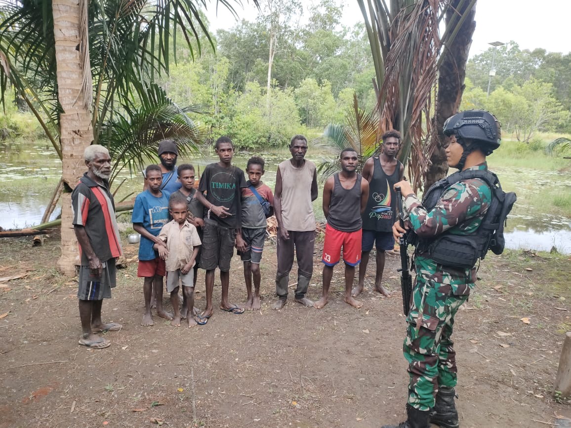 Pastikan Pelintas Batas Sesuai Aturan, Satgas Tamalatea Adakan Pemeriksaan di wilayah Perbatasan Hutan Samleber