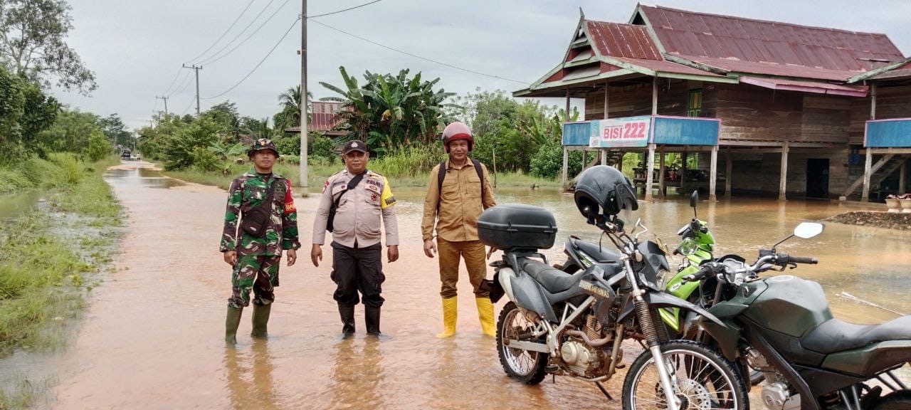 Pantau Lokasi Banjir, Babinsa Dampingi PUPR Salurkan Air Bersih Terhadap Korban Banjir