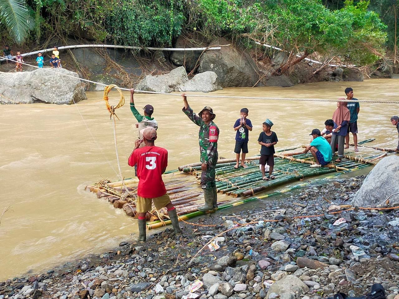 Jembatan Putus, Babinsa Koramil 1420-05/Dua Pitue Bersama Warga Buat Rakit Bambu Untuk Penyebrangan Alternatif